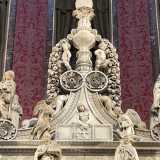 Scendendo con lo sguardo, osserviamo la scena del mistero della Redenzione: Ges� morto � affiancato da due angeli (a destra quello dell�Annunciazione, a sinistra quello della Passione) e circondato dai quattro evangelisti 